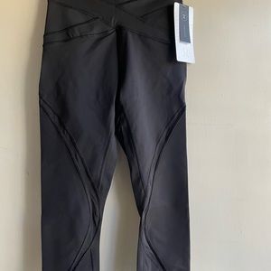 NWT black Lululemon crop sz. 6